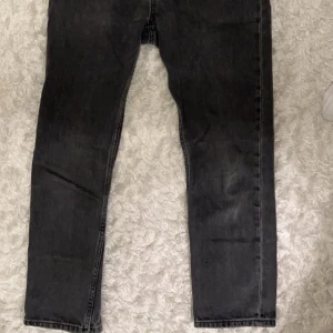 Svarta jeans  - Säljer mina svarta jeans från pull&bear. Inte använda så mycket, sälj pågrud av att dom inte passar längre. I väldigt bra skick.