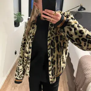 Super cool pälsjacka i leopard mönster i storlek m 🐆bra kvalite använd fåtal gånger💕