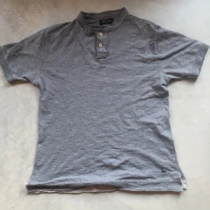 Grå t shirt - Lite grunge aktig grå t shirt riktigt mysig o fin:)) 
