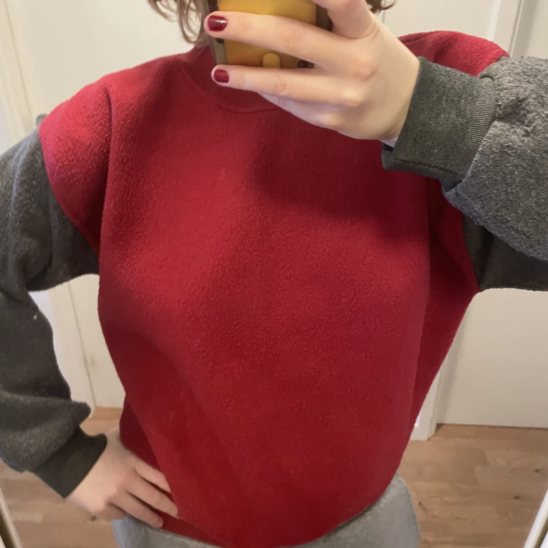Röd tjocktröja med gråa ärmar