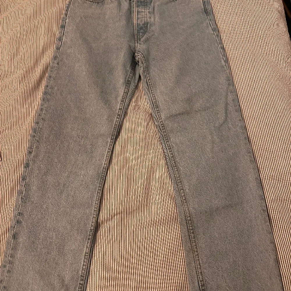 Säljer ett par ljusblå jeans ifrån weekday i modellen klean. Storleken är 27/32 och nästan aldrig använd( skicket 8-9/10. Hör av er vid frågor eller annat. Pris kan diskuteras vid snabb affär. Jeans & Byxor.