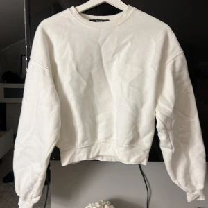 Vit sweatshirt - Ser otroligt skrynklig ut eftersom den legat i garderoben, men den är i mycket bra skick.