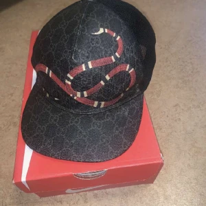 Snake Gucci keps  - Hej jag säljer min snake king Gucci keps jag kan byta mot nån Annan Gucci keps i storlek M elr L den är 100% äkta skriv om ni vill ha fler bilder så fixar ja det :)