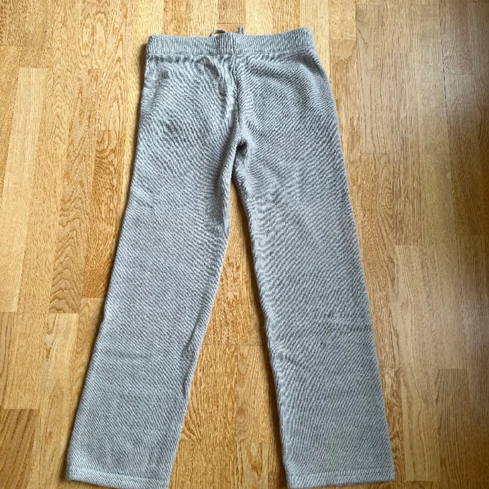 Byxorna är från JW-Studio Skick: DSWT Tveka inte att höra av er vid fler frågor!. Jeans & Byxor.