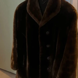 Pälsjacka  - Min mormors äkta pälsjacka från 70-talet som min mamma fick men ej kommit till användning. Finns ingen storlek men skulle säga en M som passar mindre L. 