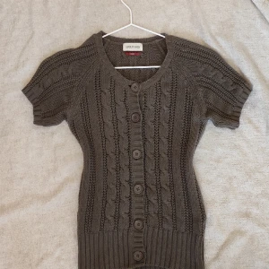 Kofta  - Jääättefin och mysig kortärmad kofta från Park Lane i en brun grön färg. 