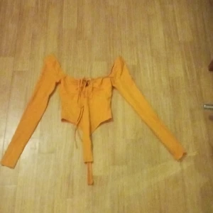 Säljer denna body då den inte riktigt var min stil - Fin tröja