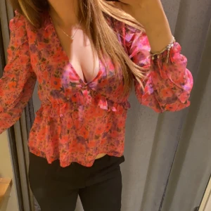 Sommar blus - Den är i storlek S och sitter fint på båda M och S. Har använt lite på sommaren ungefär 3 gånger. Den är i fint skick men är osäker på om jag ska sälja så tänker kolla hur mycket jag kan få för den nu☺️