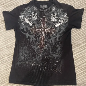 Mma elite t shirt fett rare! Kan eventuellt byta mot något 🔥 - fett rare och as cool print.  de röda korsen glittrar även lite  Vid mer funderingar fråga 💯