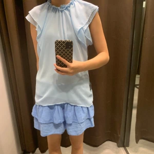Zara blus - En ljusblå volang blus från zara, aldrig använd. Kom privat för fler bilder eller frågor 🥰
