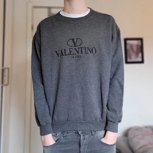 Valentino tröja - Extremt fet valentino tröja! Inga skador, superfint skick! Jag är 185, passar 175. 