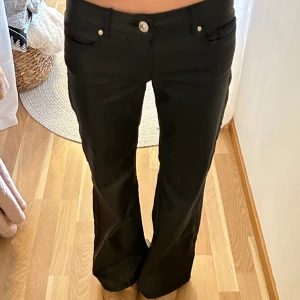 Skinnbyxor - Säljer dessa lågmidjade skinnbyxor från ONLY som nästan aldrig kommit till användning🩷 Helt slutsålda i denna storlek!!