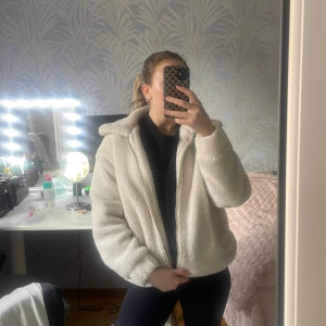 Teddyjacka  - Säljer denna fina teddyjacka! Pris diskuterbart ❤️