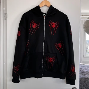 Zip up hoodie  - Zip up hoodie med stenar på hela koftan. Har dragkedja som går hela vägen och är i nyskick. Kontakta mig vid frågor💞