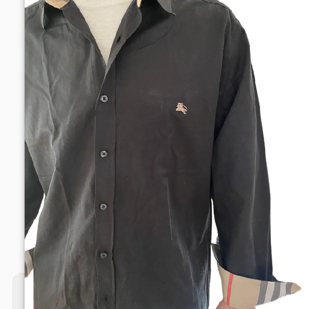 En burberry skjorta i väldigt bra skick, modellen är 187cm och brukar vanligtvis ha på sig L. Taggen står det xxl men sitter mer som en xl. Priset inte hugget i sten.. Skjortor.