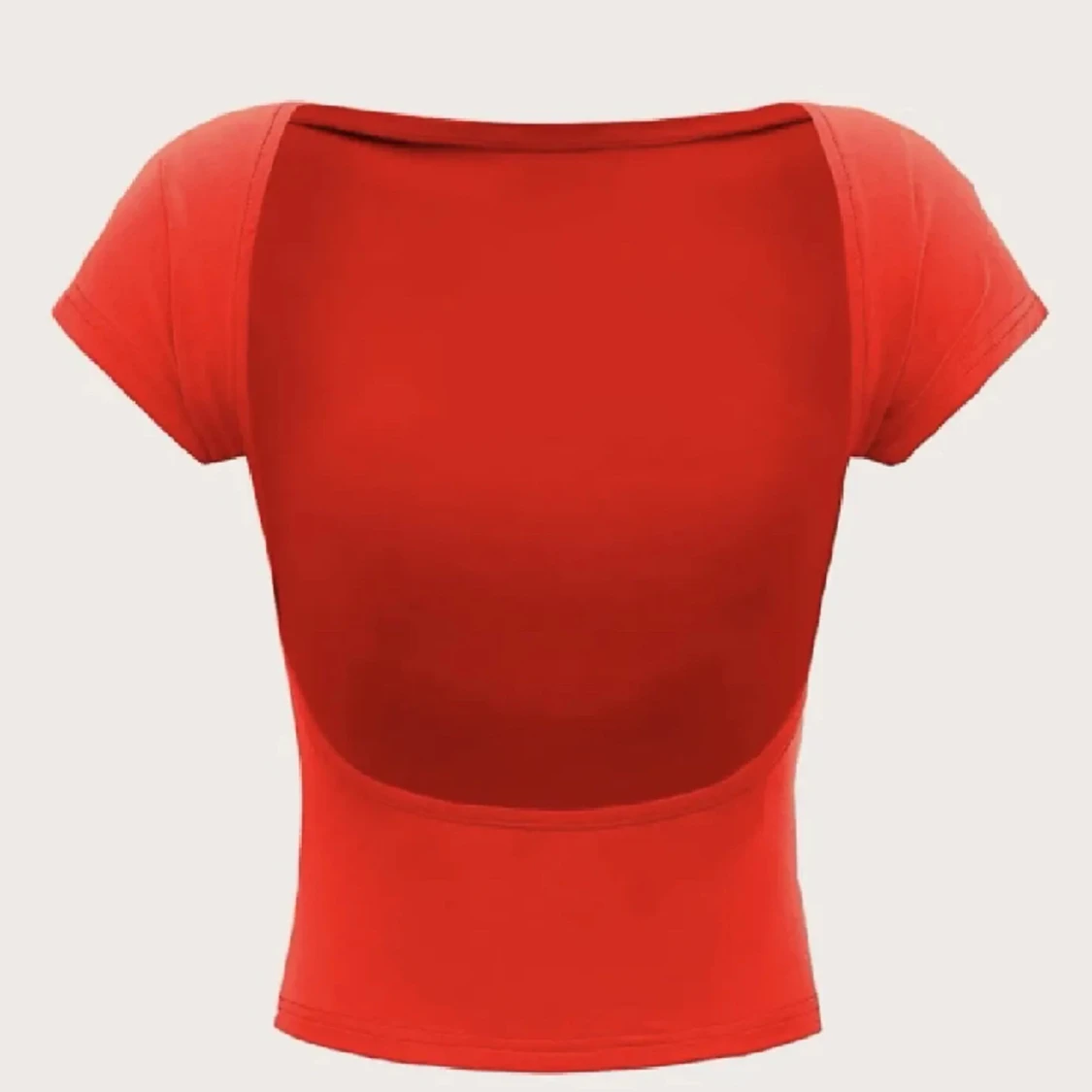 Röd t-shirt med öppen rygg