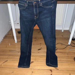 Nudie jeans - Sjukt snygga Nudie jeans slm tyvär inte passar längre, jeansen är i väldigt bra skick skulle säga ungefär 10/10 på skicket. Storlek 28W 30L.