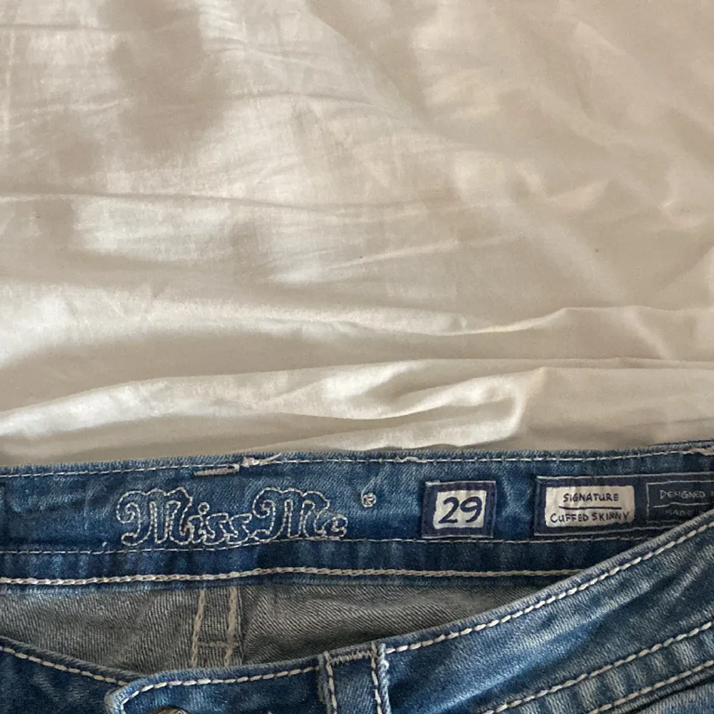 Säljer mina skitsöta miss me jeans i storlek 29, signature cuffed skinny. Säljer pga de är för stora, midjan är 39cm tvärs över, längden är bra på mig som är 167 ☺️. Jeans & Byxor.