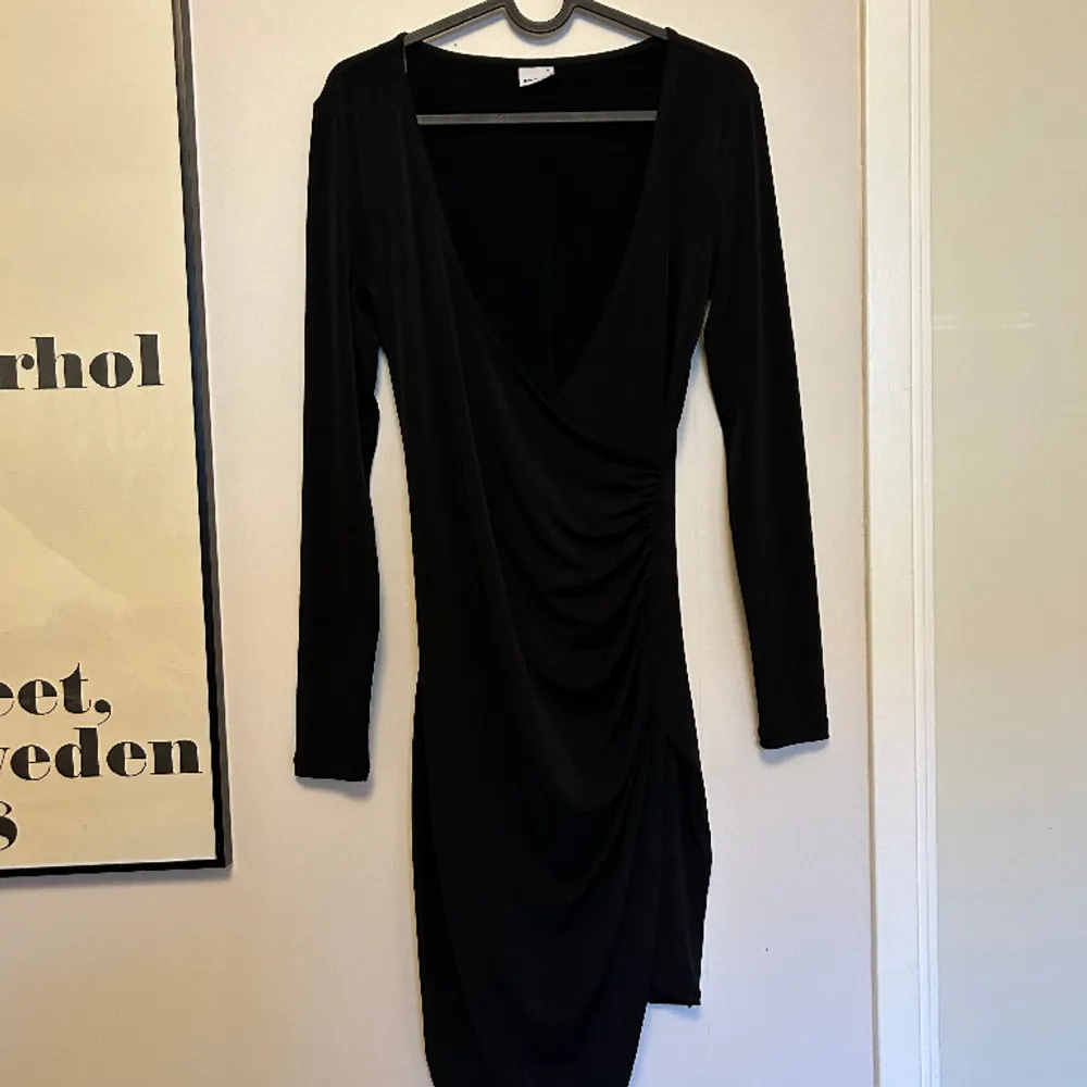 Omlottklänning från Gina tricot, storlek S. . Klänningar.