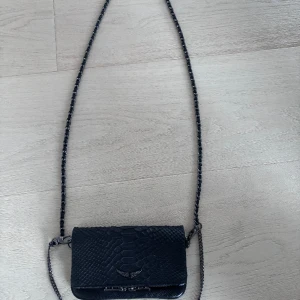 Zadig Voltaire väska - Hej! Säljer denna Zadig Voltaire väska. Använd fåtal gånger. Väskan heter "nano soft savage rock clutch".  Nypris: 3800 kr  (Bud pris går att diskutera)