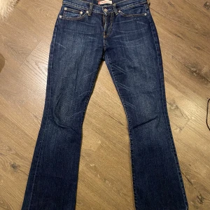 Lågmidjade bootcut Levis - Säljer världens snyggaste lågmidjade bootcut levis då de är för små! Midjemått 40cm och innerbenslängd 81cm, de är bra i längden för mig som är 177❣️modell 10529 och storlek 29/32😊