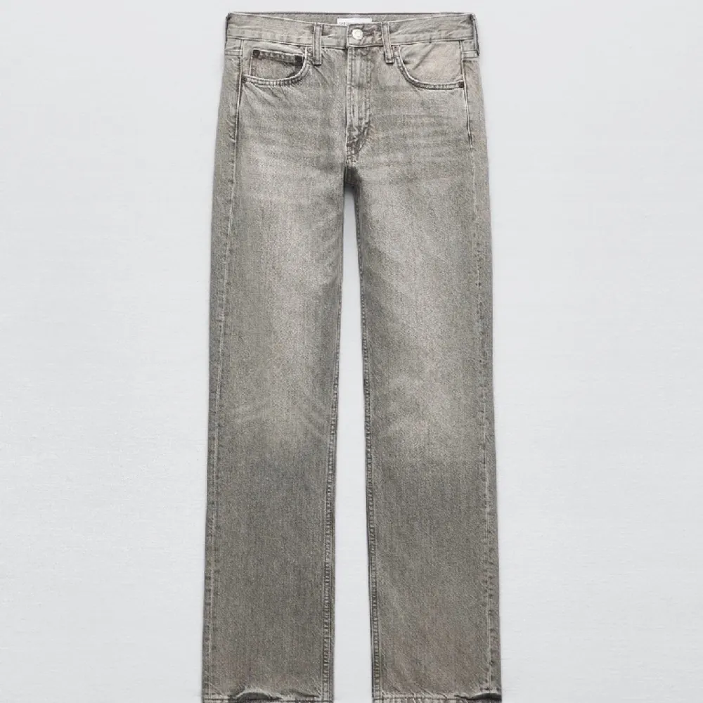 intressekoll på dessa lågmidjade gråa raka jeans ifrån zara🥰 använda en gång så precis som nya! köptes för 500 säljer för 285 exklusive frakt 💘. Jeans & Byxor.