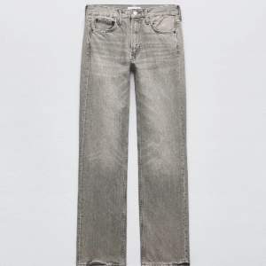 intressekoll på dessa lågmidjade gråa raka jeans ifrån zara🥰 använda en gång så precis som nya! köptes för 500 säljer för 285 exklusive frakt 💘
