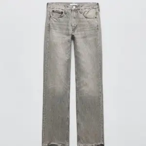 intressekoll på dessa lågmidjade gråa raka jeans ifrån zara🥰 använda en gång så precis som nya! köptes för 500 säljer för 285 exklusive frakt 💘 högsta budet är 315!