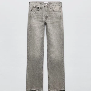  lågmidjade gråa raka jeans ifrån zara 🩶 - intressekoll på dessa lågmidjade gråa raka jeans ifrån zara🥰 använda en gång så precis som nya! köptes för 500 säljer för 285 exklusive frakt 💘 högsta budet är 315!