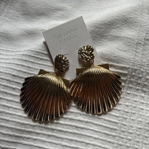 Stora örhängen  - Stora chunky strand inspirerade guld örhängen!!