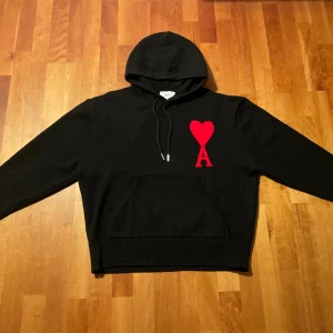 Ami Paris hoodie - Säljer nu en riktigt fet Ami Paris hoodie. Den är i storlek S och är i 10/10 skick. Om ni har några frågor så är ni välkomna att fråga!
