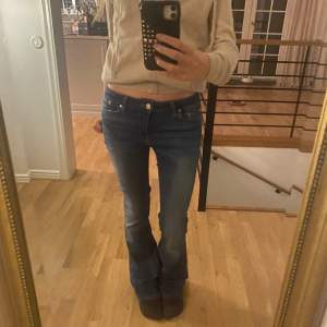 Säljer dessa Low waist jeans från Zara! Det är mina bilder💓 innebärs längd: 86cm och passar mig perfekt som är 170!