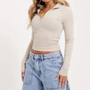 Beige sport tröja från Nelly storlek S - Snygg träningströja zip up, oanvänd för den är för liten för mig  Nypris 350