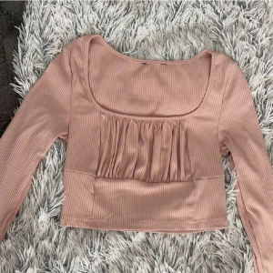 Tröja - Rosa tröja i storlek S. Aldrig använd. Skriv privat för fler bilder. Pris kan diskuteras!