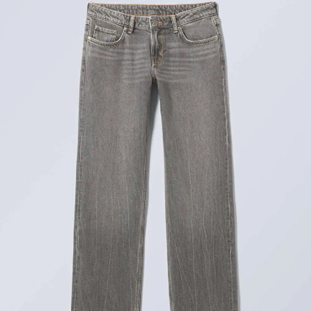 Jätte snygga lågmidjade raka jeans från weekday. Säljer pga dem inte kommer till användning💗. Jeans & Byxor.