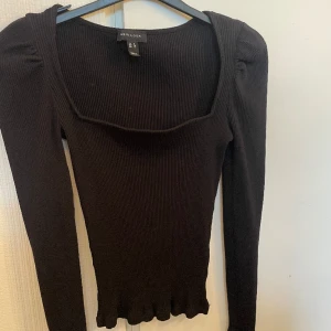 Tröja - Svart, långärmad, basic, urringad tröja som användts ca 3 gnr! Bra skick Sam ribbad💕skicka för fler bilder o mer info
