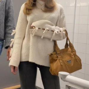 Super gullig tröja med sitter på ärmarna  - Kommer ej till användning 