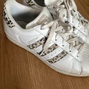 Adidas superstars - Adidas superstars med leopard mönster fint skick storlek 38