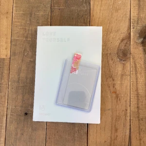 Bts - Love Yourself - Love Yourself - Answer, 1 photocard ingår. Köpare står för frakt, skicka dm om du har några frågor! <3