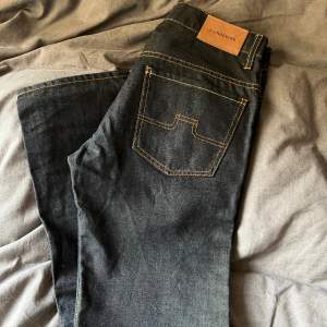 Tja, säljer dessa snygga j.lindeberg jeans då de inte passar mig. Storleken som visas är 32/32 men dem är små i storleken så skulle säga att dem ligger på 29/32, super bra skick och riktigt snygga brallor! Skriva för fler bilder.