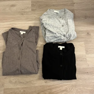 Koftor H&M - Säljer dessa 3 koftor från H&M då de inte kommer till användning🌟🌟Grå: S    Beige/Brun: M    Svart: M Köp en för 80kr, köp alla för 220kr
