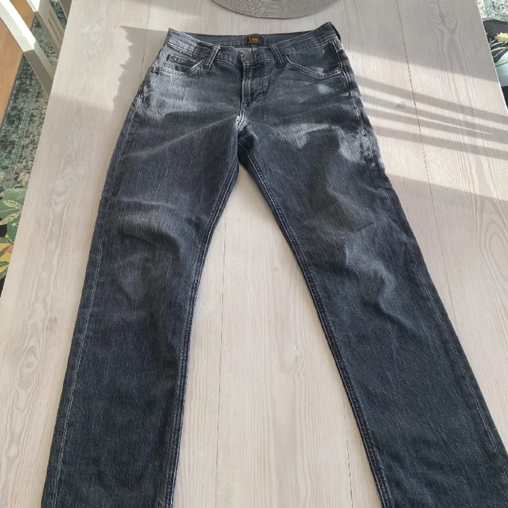 Säljer ett par lee jeans. Modell: West W28 L32 Inga defekter, fint skick.. Jeans & Byxor.