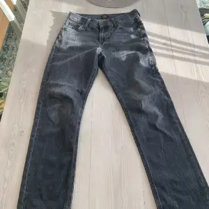 Säljer ett par lee jeans. Modell: West W28 L32 Inga defekter, fint skick.