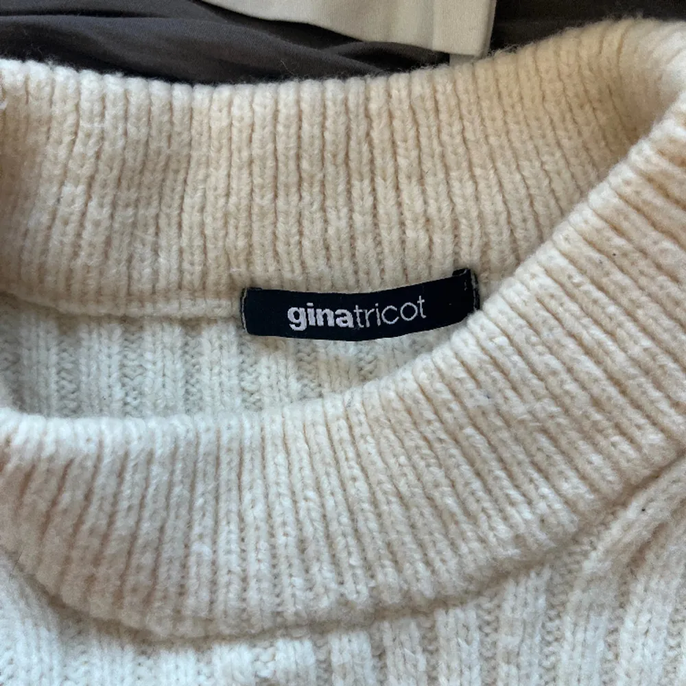 Stickad tröja med en snygg detalj från Gina Tricot, helt slutsåld! Säljer då jag har för många tröjor. Nicola Knitted Sweater. Stickat.