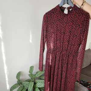 Lång  klänning  - Lång svart och röd blommig klänning med genomskinlig ärm