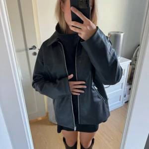 Skinnjacka  - Snygg skinnjacka från Monki som tyvärr inte kommer till användning. Endast använd 1-2 gånger och därför som ny. 