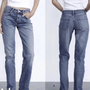 Zara jeans midwaist straight - Supersnygga blåa midwaist straight jeans från Zara som är helt slutsålda (exakt de som är på första bilden)! Endast använda en gång så i superfint skick💕Skriv för fler bilder💕Använd gärna köp nu!