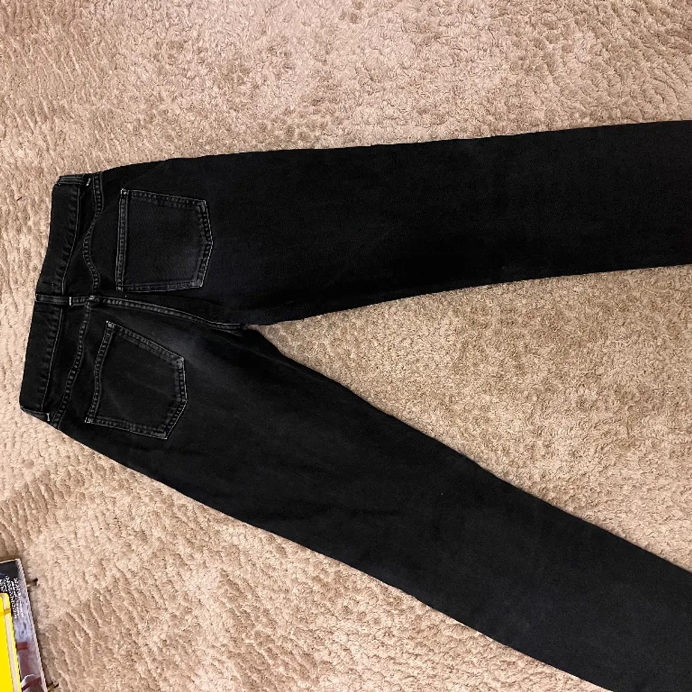 Vintage acne jeans i en grå/svart tvätt. I modellen ”Boy Black”, endast använda några gånger och i bra skick. De är i storlek w24L32. . Jeans & Byxor.