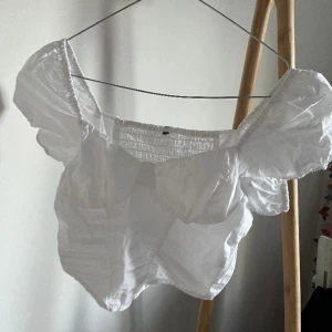Vit topp - Vit korsettliknande topp från H&m. Är i superskick använd någon enstaka gång, stl XS🤍