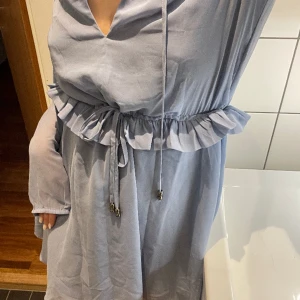 Sommarklänning!!! - En så fin midsommarklänning i den perfekta blå färgen. Använt 1 midsommar 😍  Superskönt och bra kvalite 